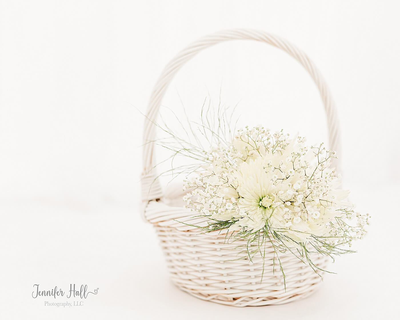 White basket of white flowers to show an accessory for family portrait session outfit ideas for styling girls.